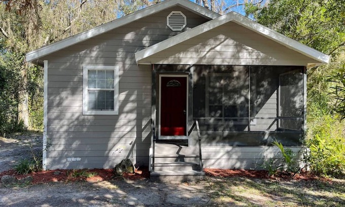 High Springs Casa | Renovated cozy cottage, pet friendly, close to Springs, sleeps 8