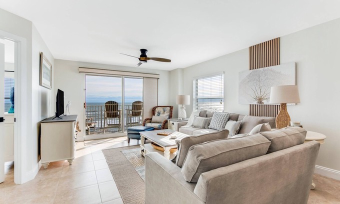 Seawinds Condo Condominio | Renovated direct oceanfront corner condo with a large balcony, heated pool, and garage