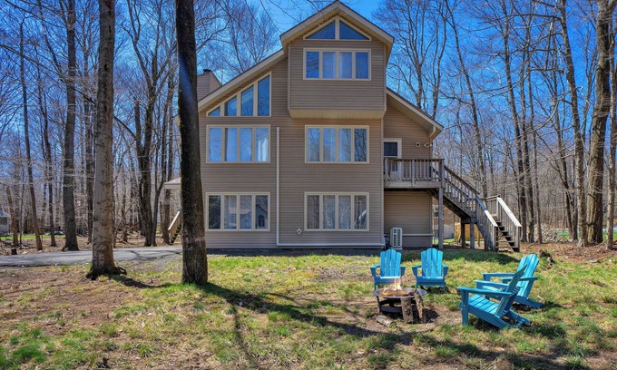 Gouldsboro Chalet De Esquí | Renovated Escape in Mountain Resort. Lake, Pool, Kayak, Family and Pet Friendly!