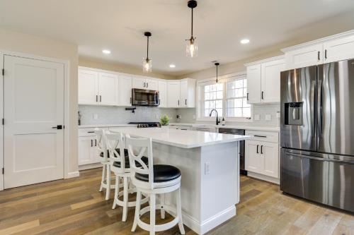 Riverside Casa | Renovated Family Home on Providence River!