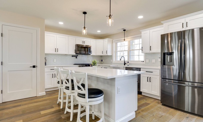 Riverside Casa | Renovated Family Home on Providence River!