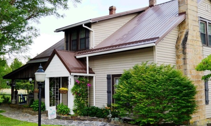 Pipestem Casa | Renovated farmhouse - Mercer/Summer County