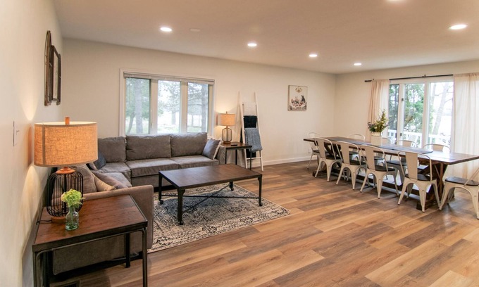 Pickett Otro | Renovated Farmhouse w/ Game Room! Sleep 6!
