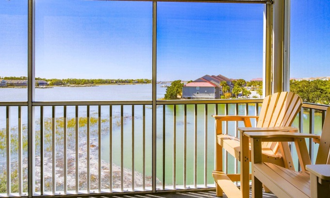 Folly Beach Condominio | Renovated Folly Beach Condo w/ Community Pool, River Views and Short Walk to Beach & Downtown