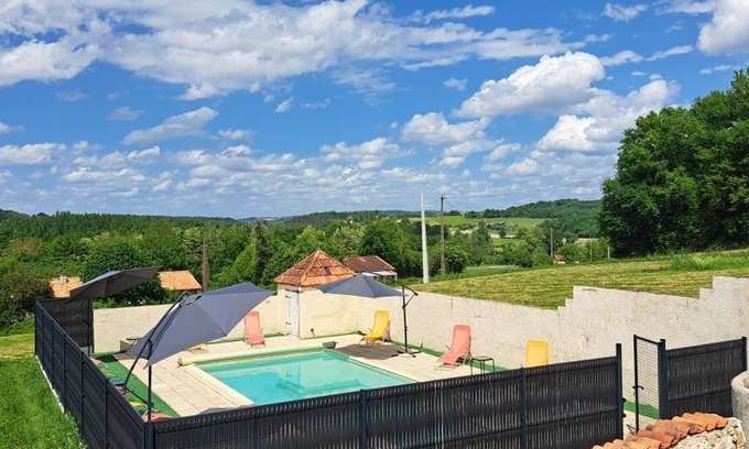 Saint-Meard-de-Drone Cabaña | Renovated cottage with shared pool in Saint-Méard-de-Drône