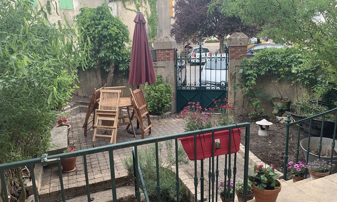 Saint-Berain-sur-Dheune Casa | pueblo renovado gitte en un canal con vistas a la plaza del pueblo