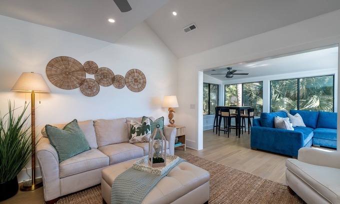 Tarpon Pond Cabaña | Renovated from the Studs up! 3 Bedroom, 2 Bath! Amenity Cards!