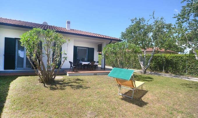 Lido delle Nazioni Casa | Villa renovada en planta baja con jardín en 3 lados en una zona llena de vegetación.