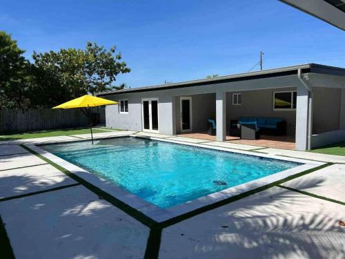 Ludlam Apartamento | Renovated Grand Villa Paradise Amazing pool, BBQ & Ping Pong