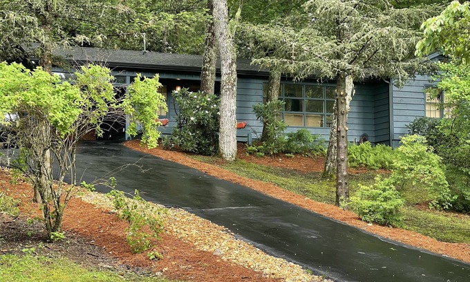Highlands Hills Cabaña | Renovated Highland’s cottage - private and 3 minutes from downtown!