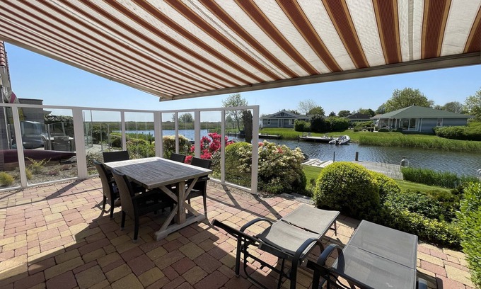 Makkum Casa | Casa de vacaciones renovada con su propio embarcadero, sauna, internet.