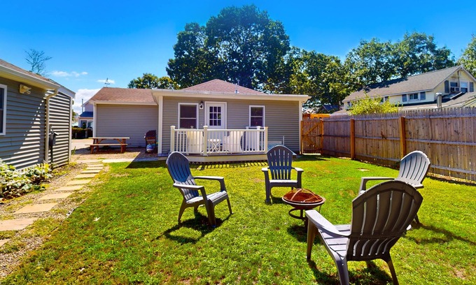 Wareham Center Casa | Renovated home and cottage with enclosed yard, grill, W/D - close to the beach