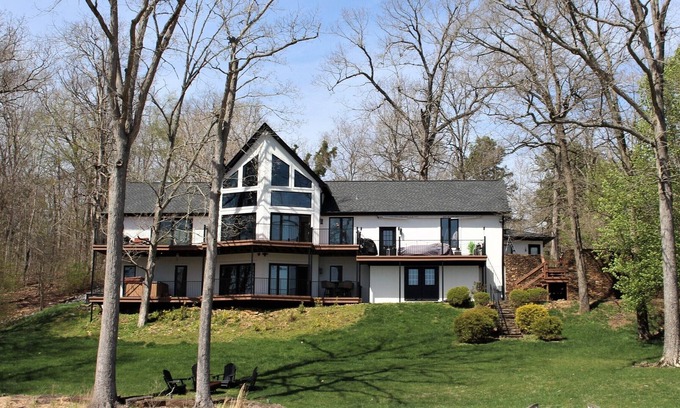 Murray Casa | Renovated home+cottage on KY Lake retreat~kayaks, fire pit, dock, hot tub