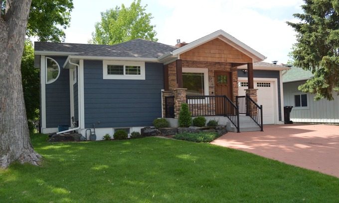 Billings Casa | Renovated home in vintage neighborhood, close to airport, hospitals, & downtown.