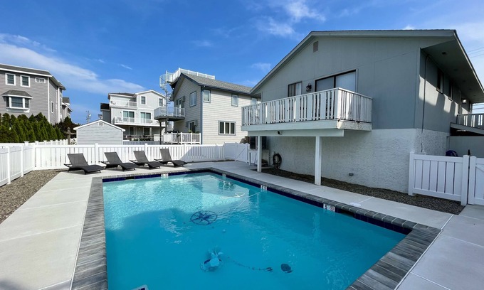 Avalon Casa | Renovated Home with Heated Pool 3 Bed/2 Bath - Sleeps 6