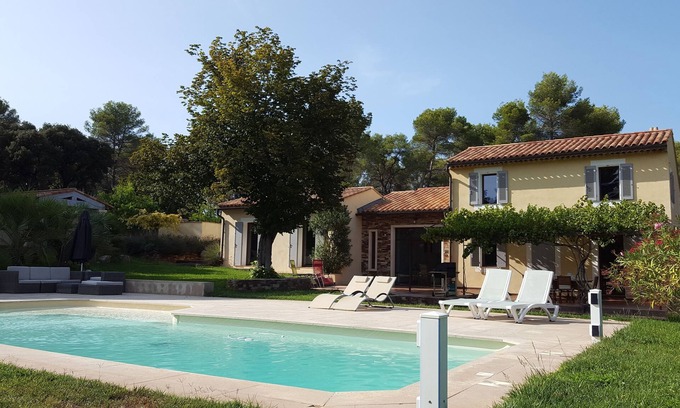 Cabries Casa | Casa reformada con piscina.