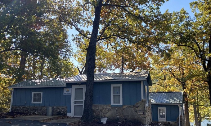 Camdenton Cabina | Renovated lake cabin with swimming pool + resort amenities!