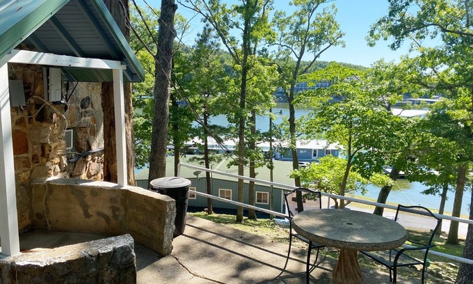 Camdenton Cabina | Renovated lake cabin with swimming pool + resort amenities!