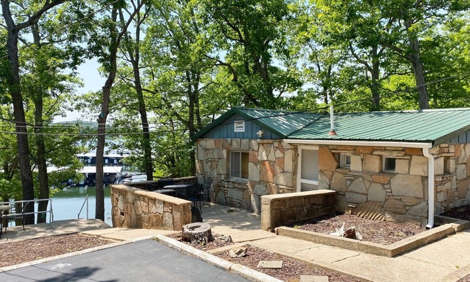 Camdenton Cabina | Renovated lakeside cabin with swimming pool & resort amenities!