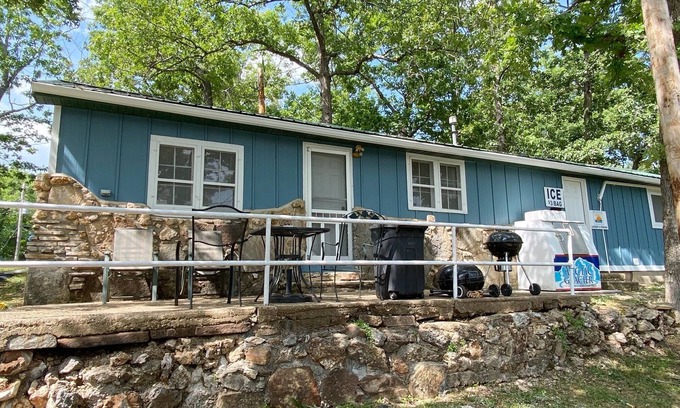 Camdenton Cabina | Renovated lakeside cabin with swimming pool & resort amenities!