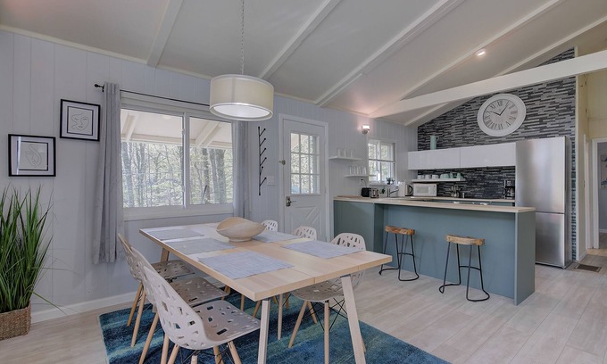 Eidelweiss Village Chalet De Esquí | Renovated Modern Chalet - Swim, Hike, Bike, Fish, Ski, Skate, Shop, Dine, Relax!