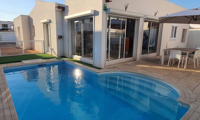 Empuriabrava Villa | Renovated Montgri villa with pool,10 minutes from the centre and the beach!