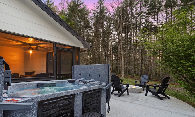 Dial Casa | Renovated~Mountain Escape~Hot Tub~Family Fun