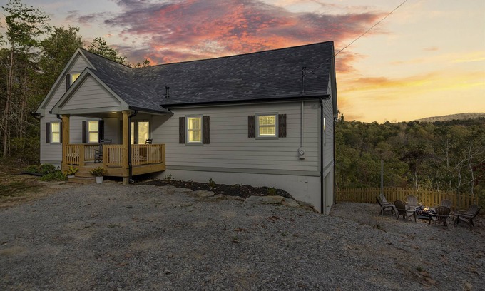Jasper Cabina | Renovated | Mtn Views | Hot tub | Fire Pit | Pet Friendly