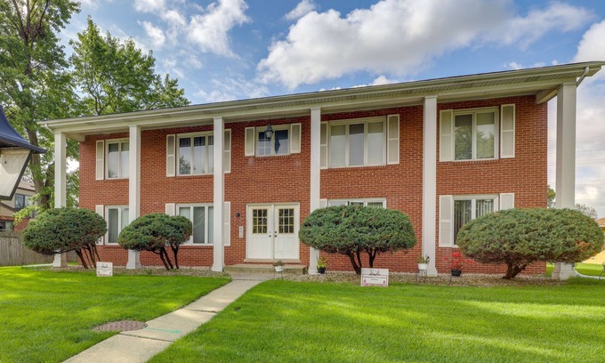 Munster Condominio | Renovated Munster Condo - 15 Mi to Lake Michigan!