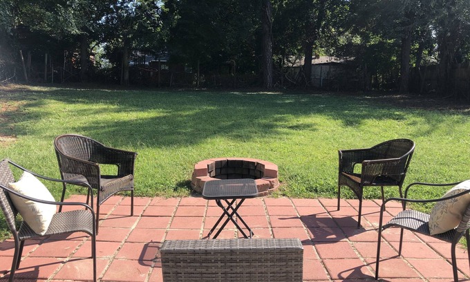 Charlotte Casa | Renovated Oasis: Pet-Friendly Yard, Near NoDa & Plaza Midwood, Tesla Charging