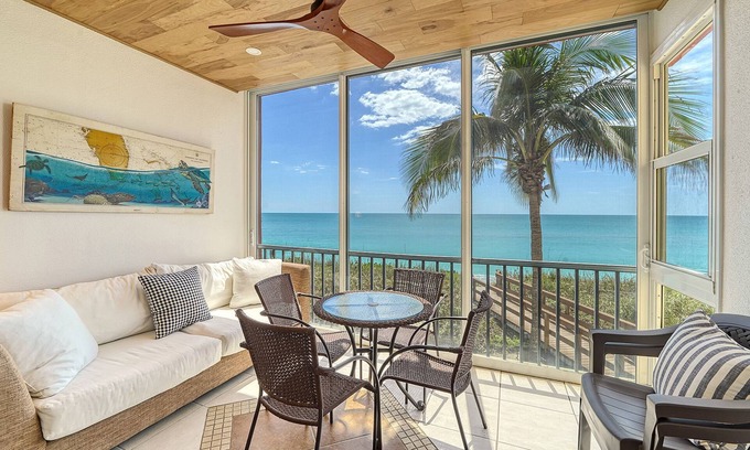 Siesta Key Condominio | RENOVATED Oceanfront 2 Bedroom/2Bath Oasis