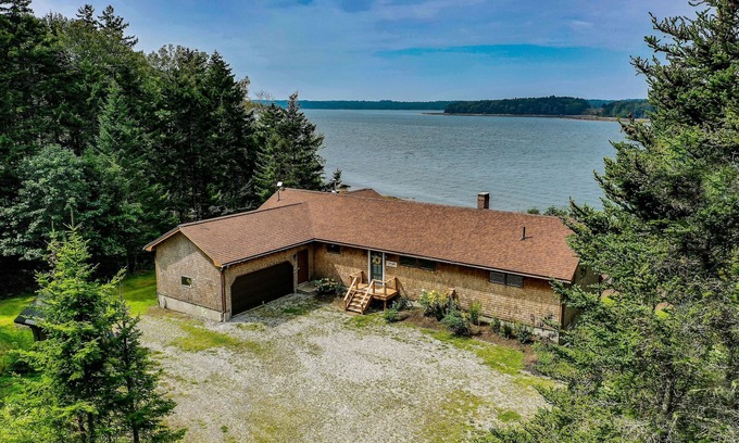 Saint George Casa | Renovated oceanfront home with stunning view & pebbly beach - snowbird-friendly