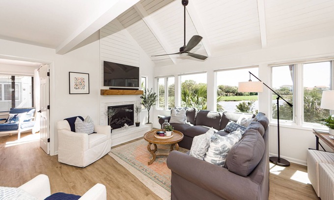 Sealoft Villas Cabaña | Renovated on the Lagoon within Walking Distance to the Beach & Amenity Cards!
