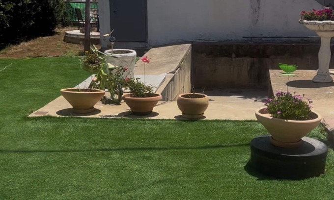 Qiryat Shemona Apartamento | Renovated one room unit with a bomb shelter and a garden.
