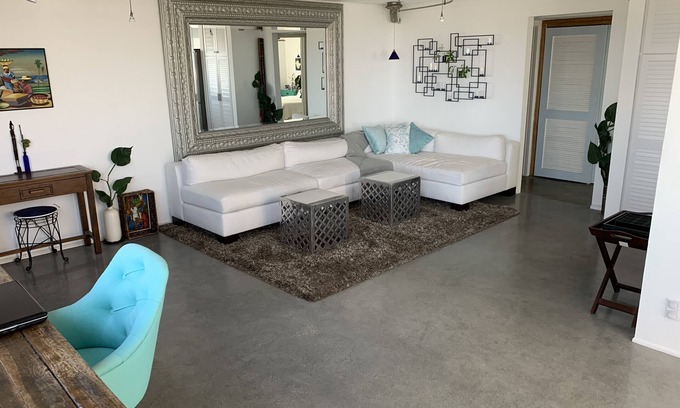 Playa Del Rey Condominio | Frente a la playa privada renovada con espacio privado al aire libre a pasos del agua