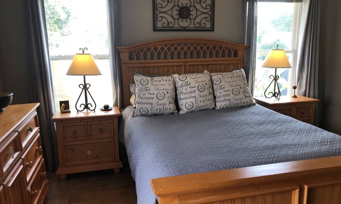 Gulf Breeze Apartamento | Renovated Private Unit, Patio, Private yard, Shared Pool 90 Minimum Stay