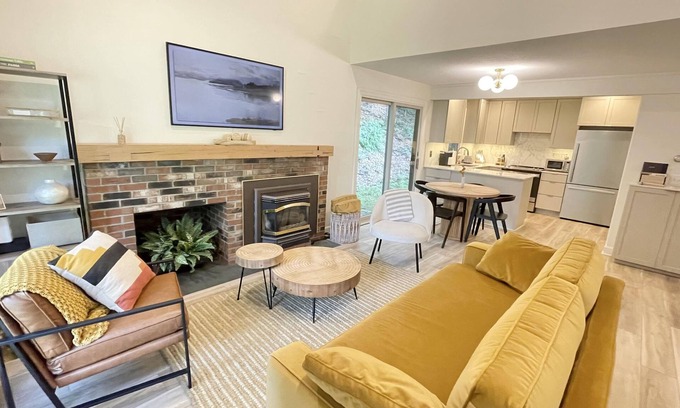 West Hartford Condominio | Renovated Quechee Lakes Condo. Quechee Club Amenities! 15 mins Woodstock, VT!
