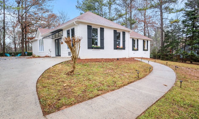 Woodstock Casa | Renovated Ranch Home. Pet Friendly, Game Room, Fire Pit, Grill, Covered Porch