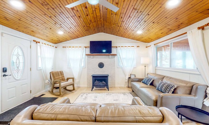 Earlville Casa | Renovated Retreat with Firepit and Dock Access