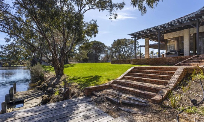 South Yunderup Casa | Renovated River Frontage with Private Jetty, Tennis Court, Pool Table. Free WIFI