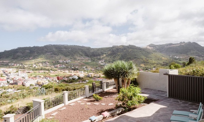 Tegueste Casa | Casa rústica reformada con impresionantes vistas, 2 dormitorios, 2 baños, Wi-Fi