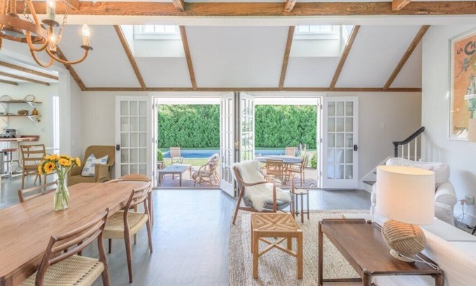 Sag Harbor Casa | ¡Recién renovado Sag Harbor Village 4 habitaciones con piscina + jeep con pase de playa!