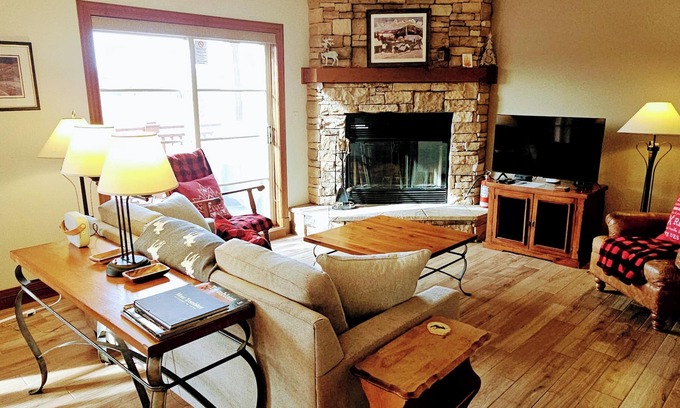Mont-Tremblant Condominio | RENOVADO- Ski in & out / Walk to village / Corner Unit / Piscina climatizada / Soleado / Vistas