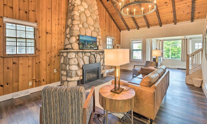 Lake Geneva Cabina | Renovated & Spacious Cabin w/ Patio & Grounds