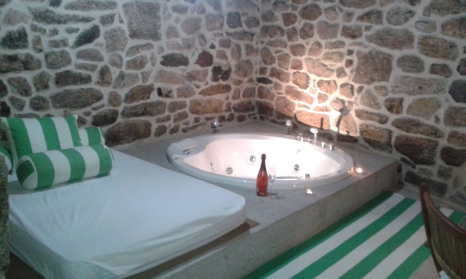 Arnoia Cabaña | Casa de Piedra Reformada, en la comarca del Ribeiro, ideal familia y amigos