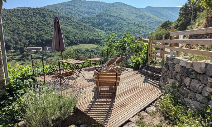 Burzet Casa | Casa de piedra reformada de forma contemporánea.