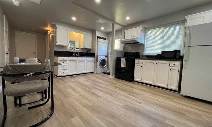 Gordon Head Casa | Renovated Suite 6 Minutes to UVIC and Beach – Modern Comforts & Pet-Friendly