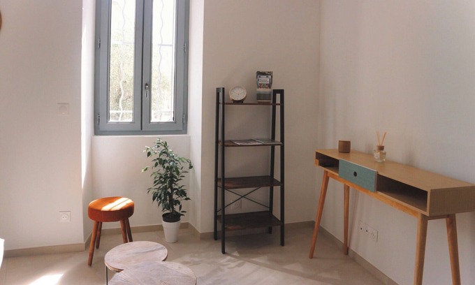 Suze-la-Rousse Apartamento | Renovated T2 apartment in the heart of Suze-la-Rousse