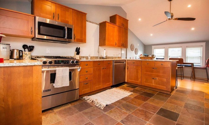 Dorchester Apartamento | Renovated Top Floor 1 Bedroom Condo in Savin Hill