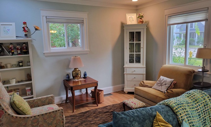 Saint Joseph Casa | Renovated top to bottom - walk to downtown and beach - stylishly decorated